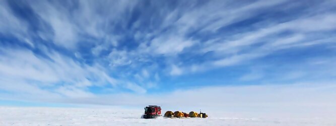 Trip Fit und Aktiv beliebtes Urlaubsziel – Antarktis - Null Bewohner, Millionen Pinguine und feste Dimensionen. Am südlichen Ende der Erde, wo die Sonne nur zwischen Frühjahr und Herbst über dem Horizont aufgeht, liegt der 7. Kontinent, die Antarktis. Riesig, bis auf ein paar Forscher unbewohnt und ohne offiziellen Besitzer. Eine Welt, die überrascht, bevor Sie sie sehen. Deshalb ist ein Besuch definitiv etwas für die Schatzkiste der Erinnerung und allein die Ausmaße dieser Destination sind eine Sache für sich. Du trittst aus deinem gemütlichen Hotelzimmer und es begrüßt dich die warme italienische Sonne. Du blickst auf den atemberaubenden Gardasee, der in zahlreichen Blautönen schimmert - von tiefem Dunkelblau bis zu funkelndem Türkis. Majestätische Berge umgeben dich, während die Brise sanft deine Haut streichelt und der Duft von blühenden Zitronenbäumen deine Nase kitzelt. Du schlenderst die malerischen, engen Gassen entlang, vorbei an farbenfrohen, blumengeschmückten Häusern. Vereinzelt unterbricht das fröhliche Lachen der Einheimischen die friedvolle Stille. Du fühlst dich wie in einem Traum, der nicht enden will. Jeder Schritt führt dich zu neuen Entdeckungen und Abenteuern. Du probierst die köstliche italienische Küche mit ihren frischen Zutaten und verführerischen Aromen. Die Sonne geht langsam unter und taucht den Himmel in ein leuchtendes Orange-rot - ein spektakulärer Anblick.
