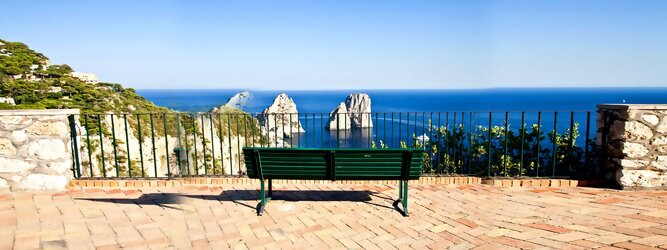 Trip Fit und Aktiv Reiseland - Capri ist eine blühende Insel mit weißen Gebäuden, die einen schönen Kontrast zum tiefen Blau des Meeres bilden. Die durchschnittlichen Frühlings- und Herbsttemperaturen liegen bei etwa 14°-16°C, die besten Reisemonate sind April, Mai, Juni, September und Oktober. Auch in den Wintermonaten sorgt das milde Klima für Wohlbefinden und eine üppige Vegetation. Die beliebtesten Orte für Capri Ferien, locken mit besten Angebote für Hotels und Ferienunterkünfte mit Werbeaktionen, Rabatten, Sonderangebote für Capri Urlaub buchen.
