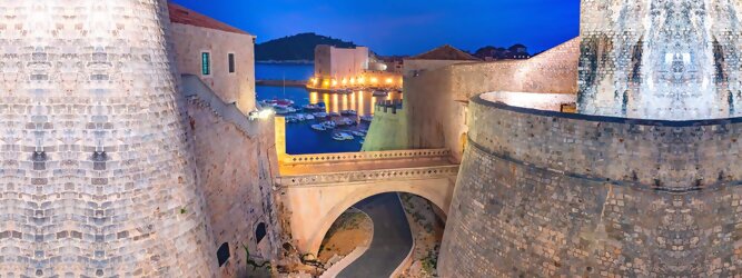 Trip Fit und Aktiv Stadt Urlaub - Dubrovnik - Einen Wahnsinns Panoramablick hat man von Dubrovniks Hausberg Srd. Empor geht’s ganz easy und entspannt, minutenschnell mit der Luftseilbahn. Für begeisterte GOT-Fans empfiehlt sich die speziell geführte Game-of-Thrones-Tour zu den bekanntesten Drehorten und Schauplätzen der erfolgreichen Kultserie, der Eiserne Thron ist auf der kleinen idyllischen Insel Lokrum zu bestaunen. Die beliebtesten Orte für Dubrovnik Ferien, locken mit besten Angebote für Hotels und Ferienunterkünfte mit Werbeaktionen, Rabatten, Sonderangebote für Dubrovnik Urlaub buchen. Reisedaten eingeben und Hotel Flug Mietwagen Attraktionen Taxis für eine Dubrovnik Reise flexibel buchen. Sollten sich die Pläne ändern, sind viele der Unterkünfte und Zimmer in Dubrovnik kostenfrei stornierbar.