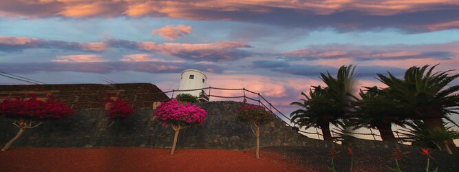 Trip Fit und Aktiv Reiseideen Pauschalreise - Lanzarote - Der Sonne entgegen, die übermächtige Sehnsucht nach Wärme und Licht stillen, wie die Zugvögel der kühlen Jahreszeit entfliehen und herrliche warme Sonnentage im Süden verbringen, so zieht es uns auf die Vulkaninsel Lanzarote vor der Westküste Marokkos. Meer & Strand & Wellness für Körper, Geist und Seele erleben in charmanten Urlaubs Ferienhäusern, vorzüglichen all inclusive Resorts oder edlen exklusiven Villen und Bungalow-Anlagen. Die beliebtesten Orte für Lanzarote Ferien, locken mit besten Angebote für Hotels und Ferienunterkünfte mit Werbeaktionen, Rabatten, Sonderangebote für Lanzarote Urlaub buchen. Reisedaten eingeben und Hotel Flug Mietwagen Attraktionen Taxis für eine Lanzarote Reise flexibel buchen. Sollten sich die Pläne ändern, sind viele der Unterkünfte und Zimmer auf Lanzarote kostenfrei stornierbar.