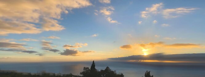 Trip Fit und Aktiv Reiseideen Pauschalreise - La Palma macht ihrem Beinamen, die Schöne, alle Ehre. Das Kleinod im Atlantik erstrahlt in sattem Grün, verziert mit hübschen landestypischen Villen in den weit gestreuten Dörfern, eingerahmt von weichen Wellen des dunkelblauen atlantischen Ozeans, am Himmel ziehen malerische Formationen, bauschiger weißer Schäfchenwolken. Eine Bilderbuchidylle zum Verlieben. Die beliebtesten Orte für La Palma Ferien, locken mit besten Angebote für Hotels und Ferienunterkünfte mit Werbeaktionen, Rabatten, Sonderangebote für La Palma Urlaub buchen. Reisedaten eingeben und Hotel Flug Mietwagen Attraktionen Taxis für eine La Palma Reise flexibel buchen. Sollten sich die Pläne ändern, sind viele der Unterkünfte und Zimmer auf La Palma kostenfrei stornierbar.