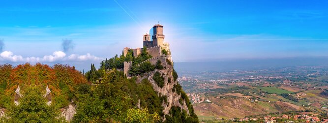Trip Fit und Aktiv Urlaubsdestination - San Marino – Hol ihn dir – den heißbegehrten Einreise-Stempel von San Marino. Nimm deinen Reisepass, besuche die örtliche Tourismusbehörde, hier wird die kleine Trophäe in dein Reisedokument gestempelt, es sieht gut aus und ist eine supertolle Urlaubserinnerung. Dieses neue Trendy-Reiselust-Souvenir passt ausgezeichnet zu den anderen außergewöhnlichen Stempeln deiner vergangenen Reisen. San Marino ist ein sehr interessanter Zwergstaat, eine Enklave, vollständig von Italien umgeben, eine der ältesten bestehenden Republiken und eines der reichsten Länder der Welt. Die beliebtesten Orte für Ferien in San Marino, locken mit besten Angebote für Hotels und Ferienunterkünfte mit Werbeaktionen, Rabatten, Sonderangebote für San Marino Urlaub buchen.